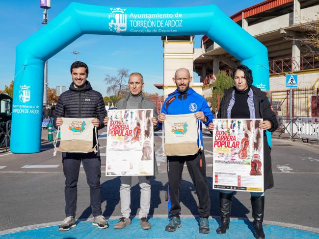 El alcalde, Alejandro Navarro Prieto, y la concejala de Turismo y Deportes en funciones, Miriam Gutiérrez, acompañados de representantes del Club Atletismo Torrejón y el Club Runners Torrejón, han presentado esta mañana la prueba atlética