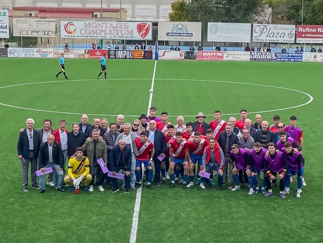 Los veteranos de la AD Torrejón CF junto a los actuales jugadores del primer equipo antes del comienzo del partido que se disputó el pasado domingo