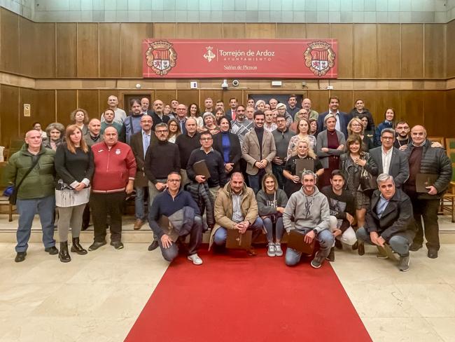 El alcalde Alejandro Navarro Prieto, y la concejala de Turismo, Miriam Gutiérrez, con los representantes de los clubes y entidades deportivas de la ciudad en el acto de reconocimiento público a su gran labor
