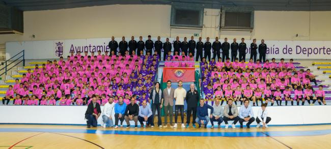 Foto de familia de Rivillos Academy Limones con la presencia del alcalde, Alejandro Navarro, y la concejala de Turismo, Miriam Gutiérrez