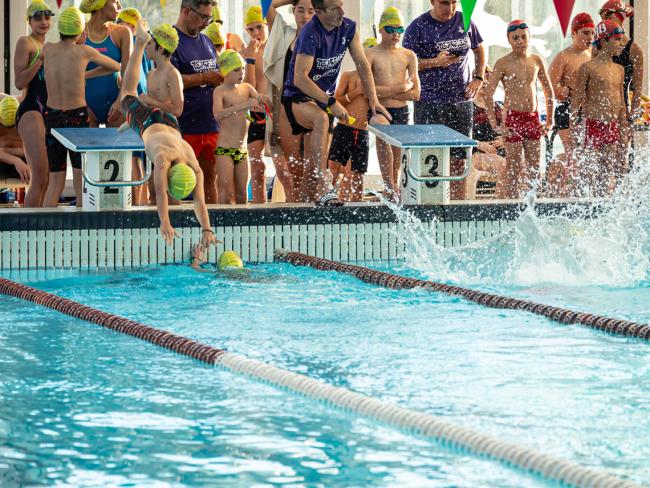 Cada nadador tuvo que hacer 10 relevos de 50 metros cada uno