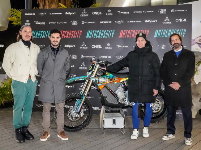 El alcalde, Alejandro Navarro Prieto, Marcos Miranda de los Reyes y Luis Tavares Cumbrera, fundadores de Motocrossity, y el embajador de la marca, Jorge Zaragoza, primer Campeón del Mundo del FIM-E-Xplorer, con más de 50 podios a nivel internacional