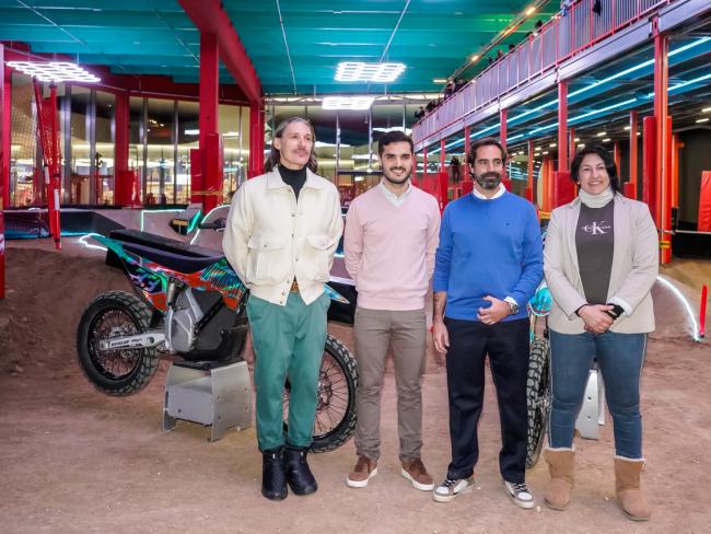 El alcalde de Torrejón de Ardoz, Alejandro Navarro Prieto, y la concejala de Turismo, Miriam Gutiérrez, asistieron a la inauguración de Motocrossity, en la que también participaron Marcos Miranda de los Reyes y Luis Tavares Cumbrera, fundadores de Motocrossity