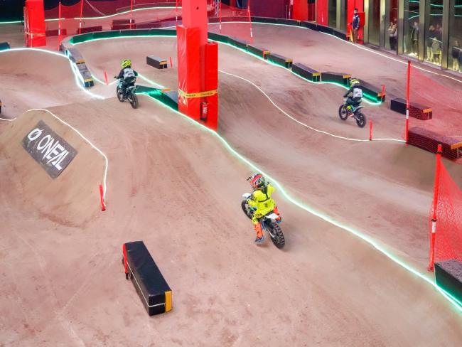 Torrejón de Ardoz cuenta en Oasiz Madrid con Motocrossity, el primer circuito de motocross indoor del mundo