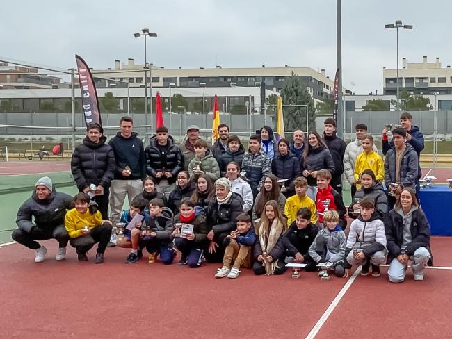 Foto de familia de los ganadores del torneo de tenis “Jóvenes Promesas”, junto al alcalde, Alejandro Navarro, la concejala de Turismo, Miriam Gutiérrez, y la directiva del Club de Tenis Torrejón
