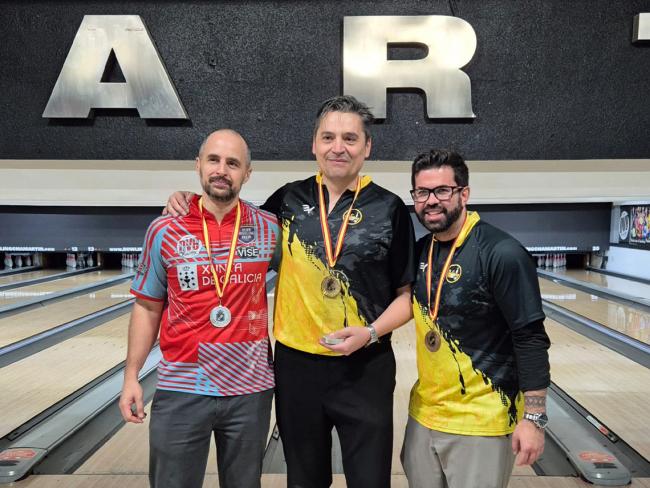 Raúl Jiménez, en el centro de la imagen, junto al segundo y tercer clasificados en el Campeonato de España