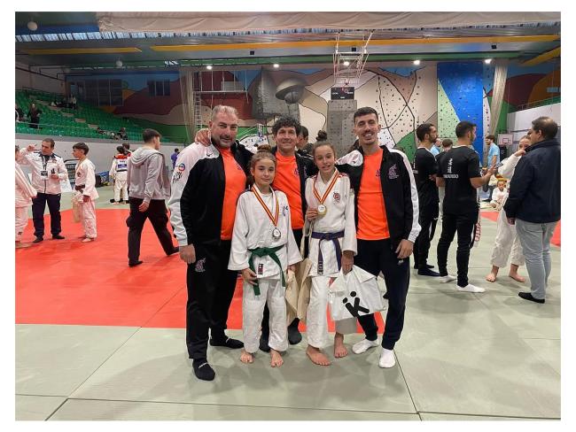 Claudia Juan y Arantxa Agüero, junto a sus entrenadores, en la Copa de España de Barbastro