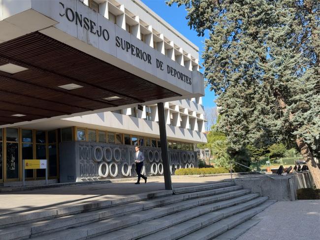 El alcalde llegando a la reunión que se celebró en el Consejo Superior de Deportes