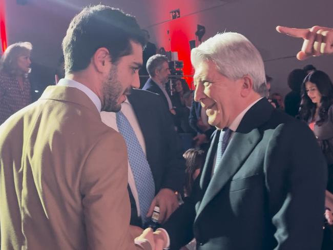 Alejandro Navarro saludando al presidente del Atlético de Madrid, Enrique Cerezo