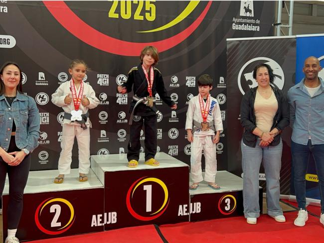 Ana Cristina Gervás, Miriam Gutiérrez y Armengol Engonga García junto a tres de los medallistas