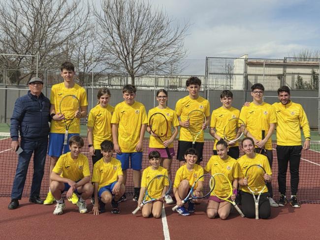 Integrantes del primer equipo Juvenil del Club de Tenis Torrejón junto a Luis Díaz, miembro de la Junta Directiva del Club de Tenis Torrejón
