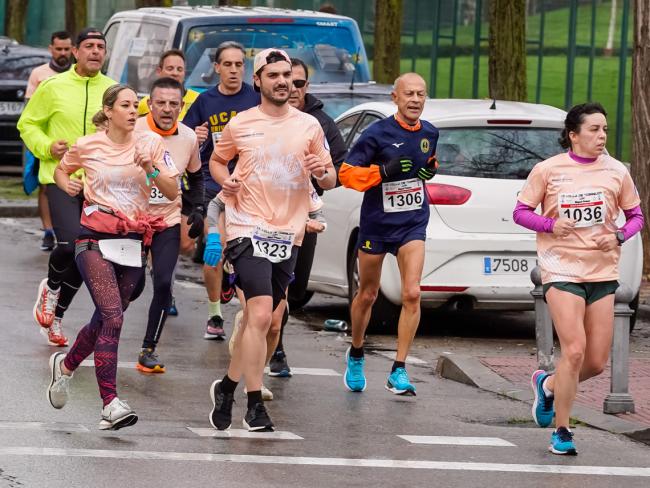 La diputada de la Asamblea de Madrid, Ainhoa García, corriendo junto al alcalde, Alejandro Navarro