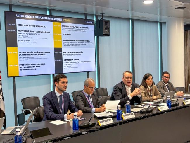 El alcalde, Alejandro Navarro Prieto, asistió como presidente de la Comisión de Deportes de la FEMP, en la Liga Nacional de Fútbol Profesional