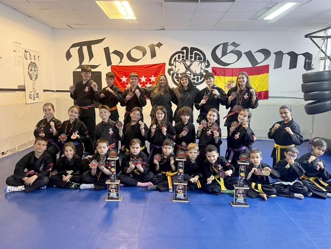 Los equipos de kajukenbo “Cristina Álvarez” y “Kristhyna Caballero” posando con los trofeos conseguidos en La Batalla de Toledo