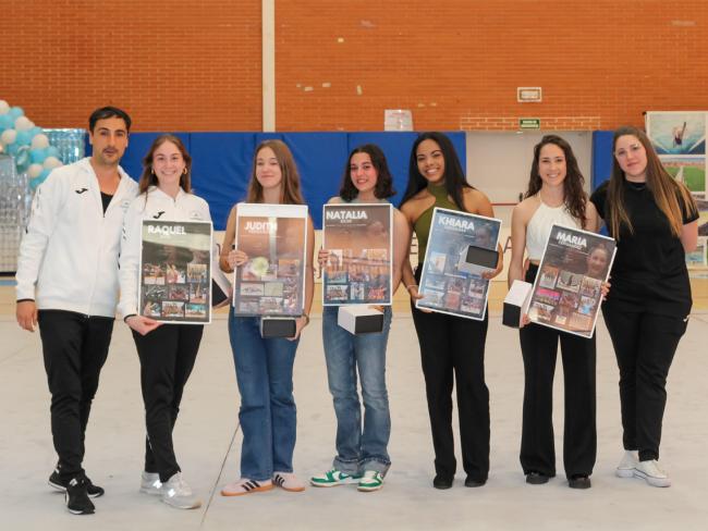 Gimnastas del club que recibieron un homenaje junto al presidente del Club Escuela Gimnasia Torrejón, Carlos Cancer