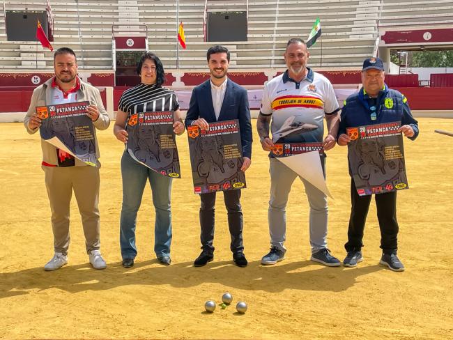 El alcalde, Alejandro Navarro, el presidente de la Federación Madrileña de Petanca, Óscar Fernández Díaz, la concejala de Turismo, Miriam Gutiérrez, y el presidente de la AD Petanca Torrejón, Juan José Tapetado. 