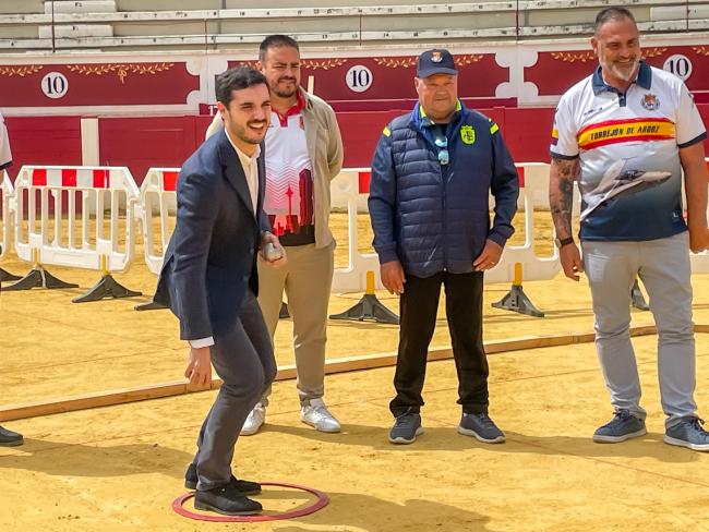 El alcalde, Alejandro Navarro, demostrando sus habilidades con la petanca