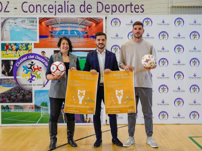 El alcalde, Alejandro Navarro, y la concejala de Turismo, Miriam Gutiérrez, y Hugo Díaz, miembro de la dirección de la Youth Cup