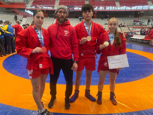 Los competidores del Club de Lucha de Torrejón de Ardoz que lograron medalla en el Campeonato de Madrid junto a José Manuel García-Morales, presidente del club