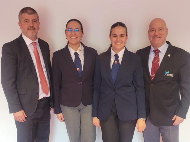 Rocío Núñez y Celia Núñez después de superar el curso de juez-árbitro de judo