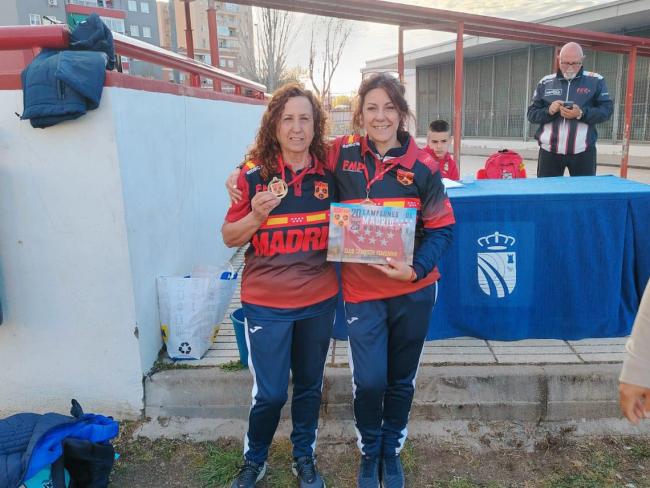 Equipo de dupletas femenino de la AD Petanca Torrejón formado por María Luz Sánchez y Patricia Díaz