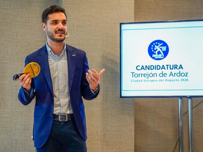 Alejandro Navarro Prieto presentando la candidatura torrejonera