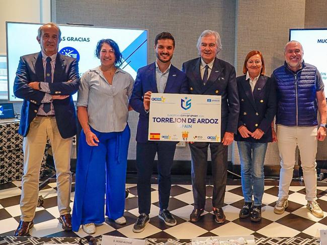 El alcalde, Alejandro Navarro Prieto, y la concejala de Turismo, Miriam Gutiérrez, con el Comité Evaluador, encabezado por Gian Francesco Lupattelli, presidente de la Asociación Europea de Capitales y Ciudades del Deporte (ACES Europe)
