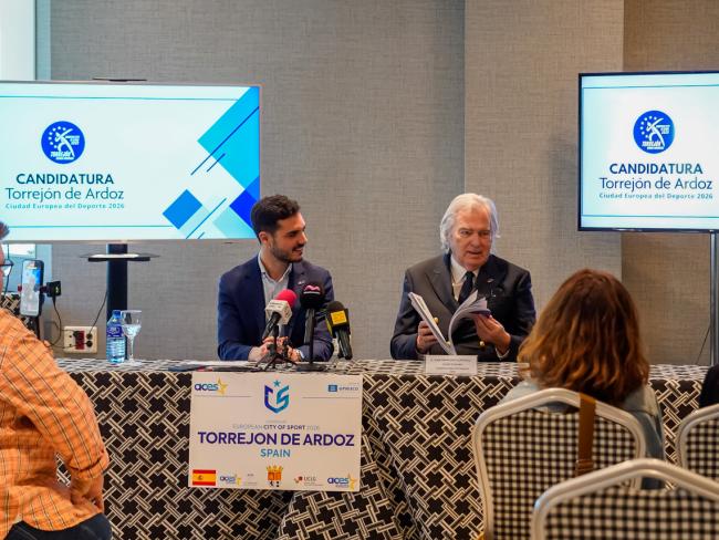 El alcalde, Alejandro Navarro Prieto, y Gian Francesco Lupattelli, presidente de la Asociación Europea de Capitales y Ciudades del Deporte (ACES Europe)