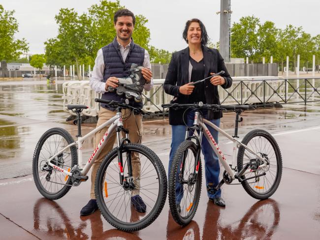 El alcalde, Alejandro Navarro Prieto, y la concejala de Turismo, Mirian Gutiérrez con dos bicicletas y el regalo que se va a dar a los participantes: un inflador de ruedas de bicicleta
