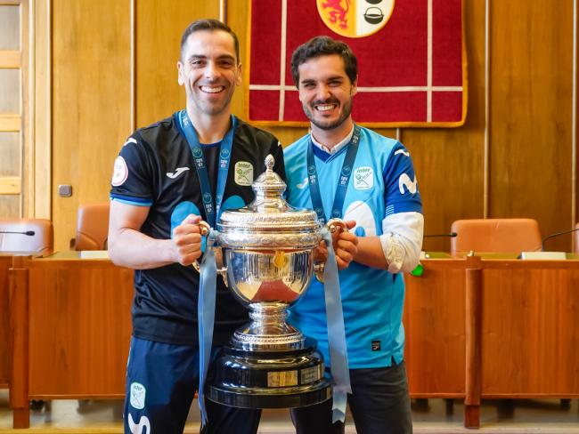 El alcalde, Alejandro Navarro, con el capitán de Movistar Inter FS, el portero torrejonero, Jesús Herrero