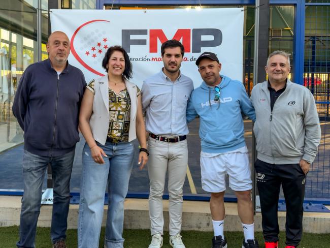 El alcalde, Alejandro Navarro, y la concejala de Turismo, Miriam Gutiérrez, en el torneo de pádel disputado en el Club Pádel Soto Torrejón