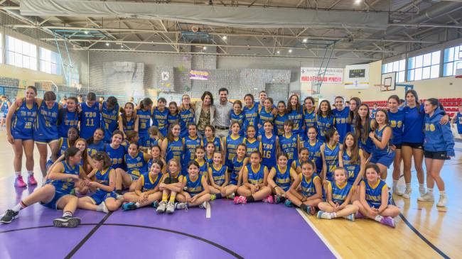 El alcalde, Alejandro Navarro, y la concejala de Turismo, Miriam Gutiérrez, junto a las jugadoras de varios equipos femenino del CD Basket Torrejón