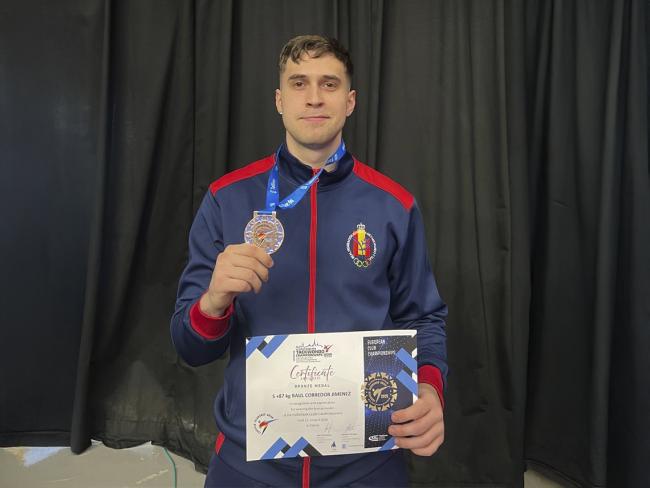 Raúl Corredor con la medalla de bronce lograda en el Campeonato de Europa de clubes