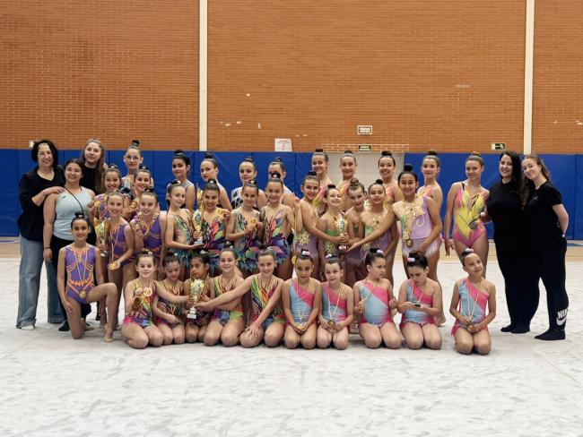 Integrantes del CE Gimnasia Torrejón junto a la concejala de Turismo, Miriam Gutiérrez