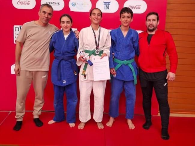 Amelia Luna, en el centro de la imagen, con la medalla de plata lograda en el pasado Campeonato de Madrid