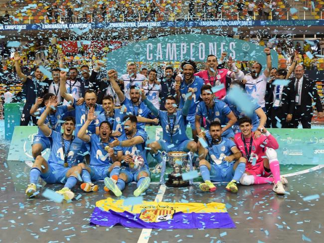 Los jugadores de Movistar Inter celebrando el título con la bandera de Torrejón de Ardoz