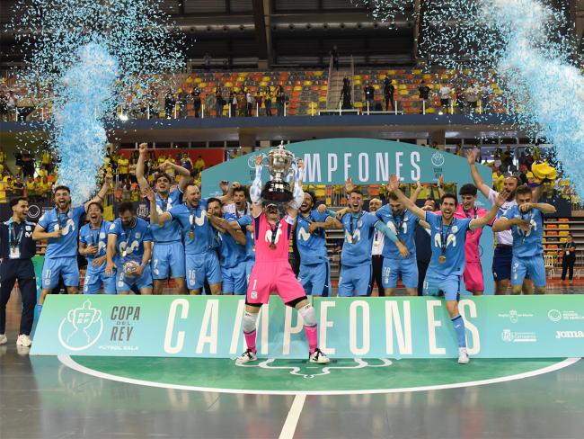 Jesús Herrero levantando la copa de campeón como capitán del equipo