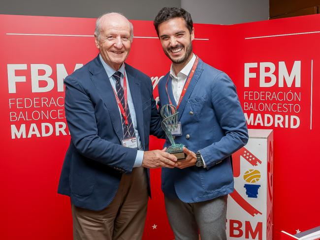 El alcalde, Alejandro Navarro, recibiendo el premio por parte del presidente de la FBM, Santos Moraga