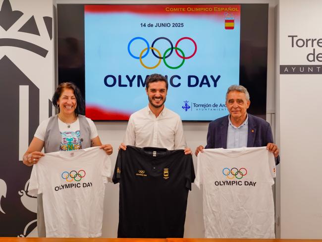 De izquierda a derecha: Miriam Gutiérrez, concejala Turismo, Alejandro Navarro, alcalde de Torrejón de Ardoz, y Ricardo Leiva, director del Departamento de Deportes del Comité Olímpico Español