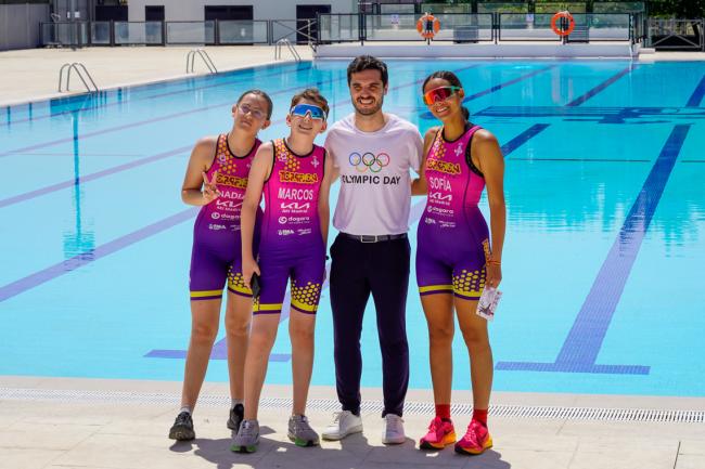 El alcalde, Alejandro Navarro, junto a varios miembros del Club Triatlón Torrejón