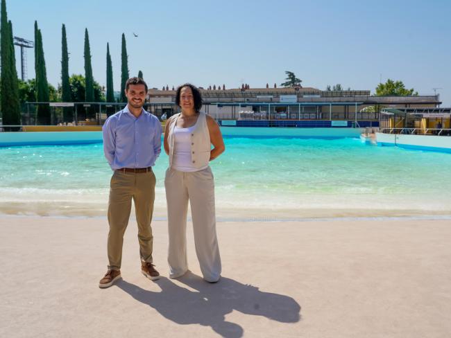 El alcalde, Alejandro Navarro Prieto, y la concejala de Turismo, Miriam Gutiérrez, en la Piscina Municipal de Olas