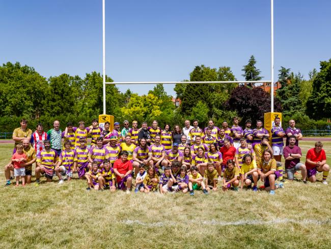 El alcalde, Alejandro Navarro, y la concejala de Turismo, Miriam Gutiérrez, con todos los integrantes del Torrejón Rugby Club