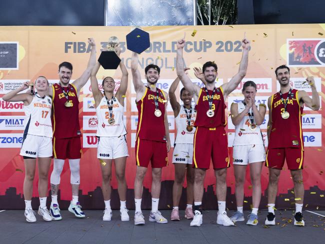 La selección española masculina y la de Países Bajos femenina, campeones del mundo de baloncesto 3x3, con Iván Aurrecoechea el primero por la izquierda