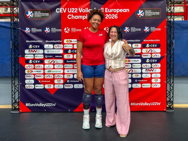 Miriam Gutiérrez con la torrejonera internacional, Irene Osayande