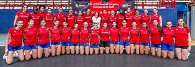 La Selección Española femenina sub-22 de voleibol con la concejala de Turismo, Miriam Gutiérrez