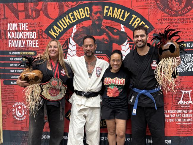 Cristina Álvarez y Carlos Montilva con el Casco de Guerrero que recibieron por la trayectoria deportiva y por ser el mejor competidor del torneo, respectivamente