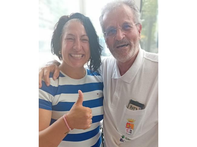 La concejala de Turismo, Miriam Gutiérrez, con uno de los integrantes de la AD Petanca de Jubilados y Pensionistas