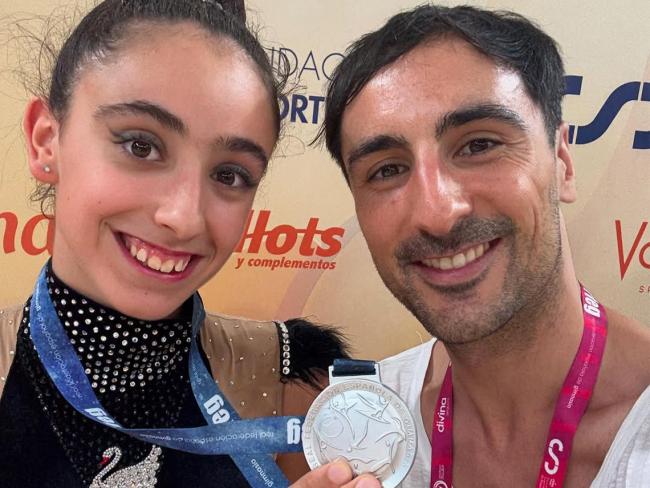 Zania Moreno junto a Carlos Cáncer, presidente del CE Gimnasia Torrejón