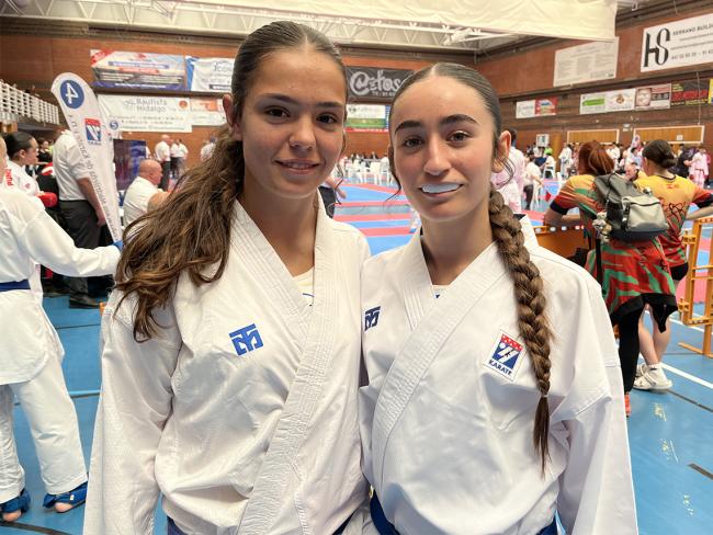 Belia Muñoz y Aitana Bláquez, karatekas del Club Karate Torrejón de Ardoz Tomás Herrero, en el Trofeo de Primavera de la Comunidad de Madrid