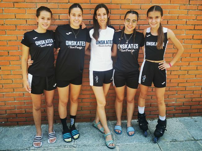 Laura Nava, entrenadora del Club Onskates, en el centro de la imagen, junto a las integrantes del equipo